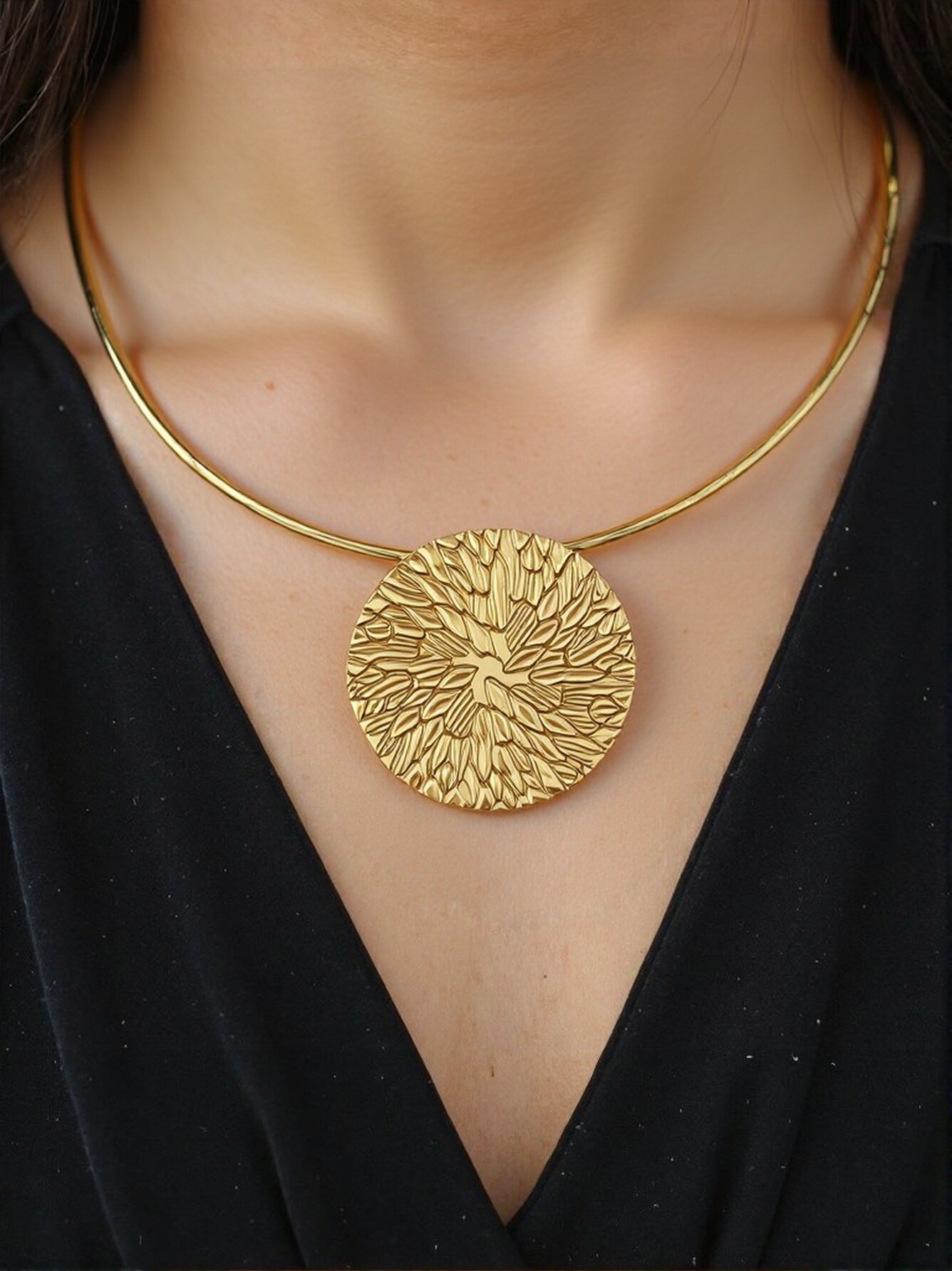 Collier rigide en acier inoxydable, idéal pour l'hiver, apporte une touche élégante à vos tenues de saison. Fabriqué en Chine.