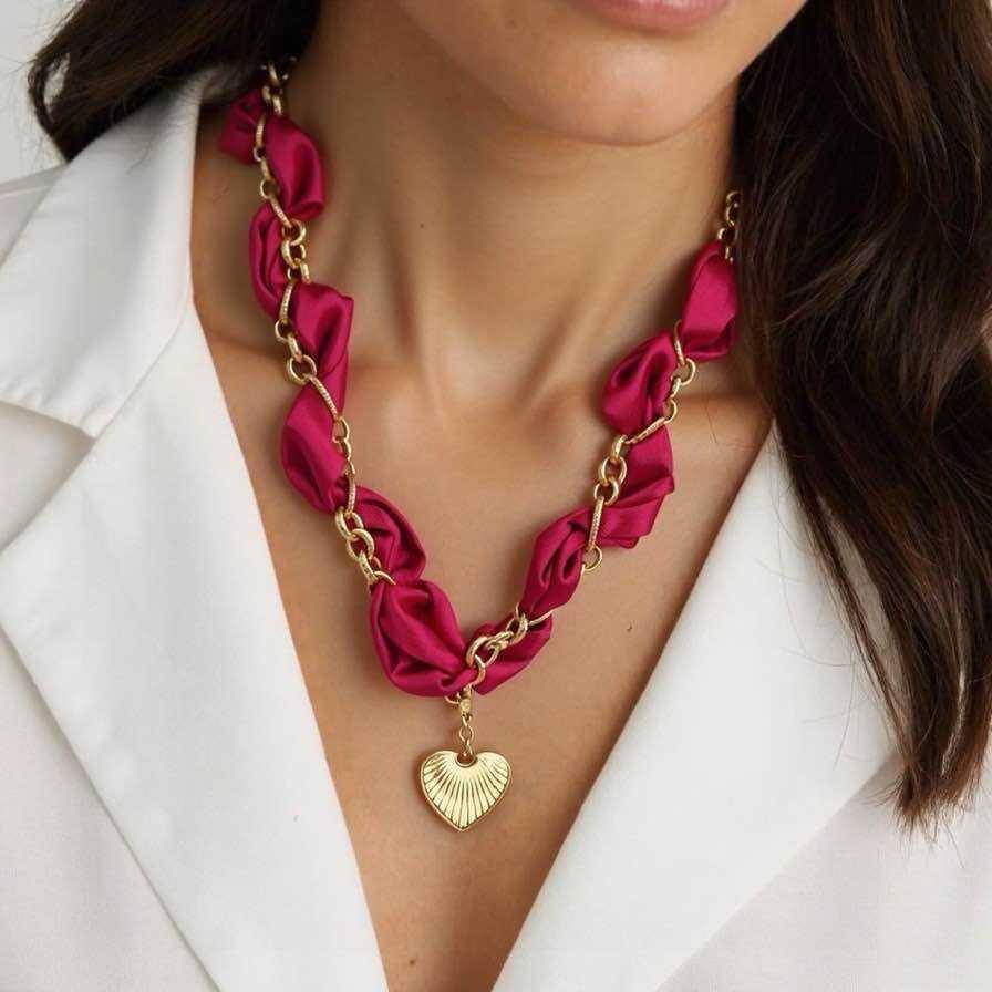 Winter stainless steel necklace with satin scarf and heart pendant, perfect to enhance your festive outfits. Made in China.