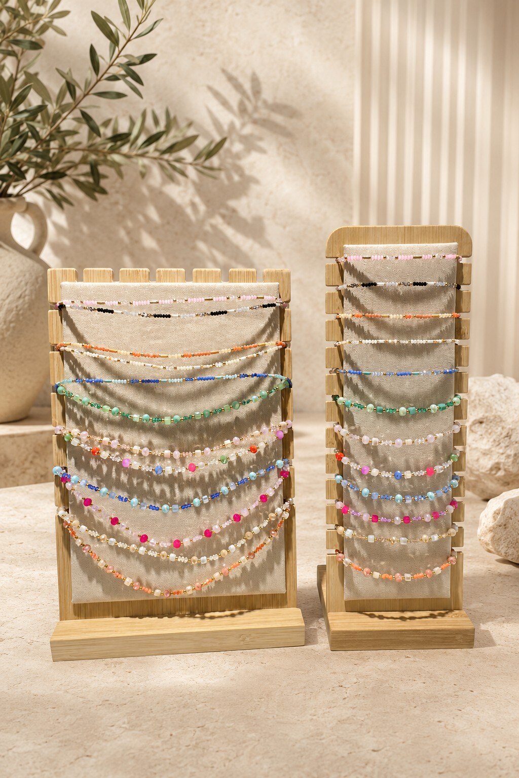 Mayorista ROSE PINK - CONJUNTOS: 12 COLLARES + 12 PULSERAS DE ACERO INOXIDABLE ADORNADOS CON PERLAS Y PIEDRAS COLOREADAS EN EXPOSITORES