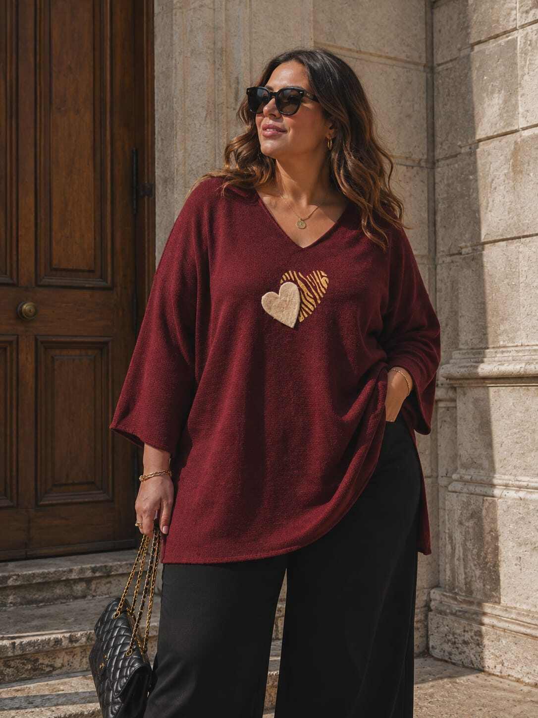 Grossista ROSEMARY COLLECTION - Maglione taglia grande in PBT con motivo a cuore. Taglia unica 48/50