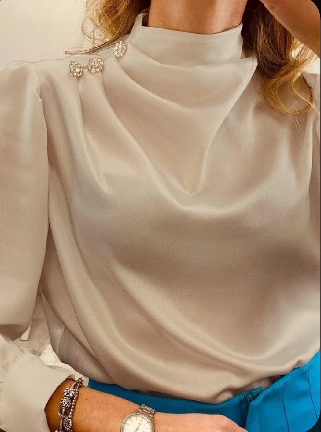 Grossista Rosy Days - Blusa chic ed elegante con bottoni decorativi di strass