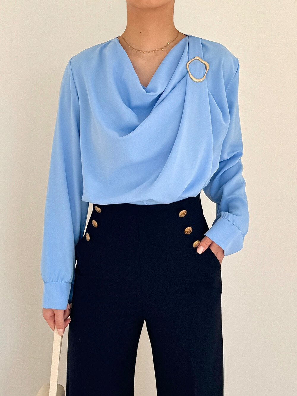 Grossiste Rosy Days - Blouse chic col bénitier avec détail boucle décorative