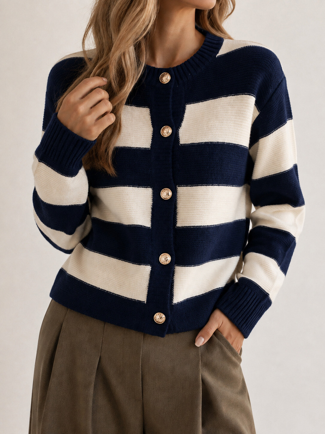 Großhändler ROSYDAYS - Marine-Strickjacke mit Goldknöpfen