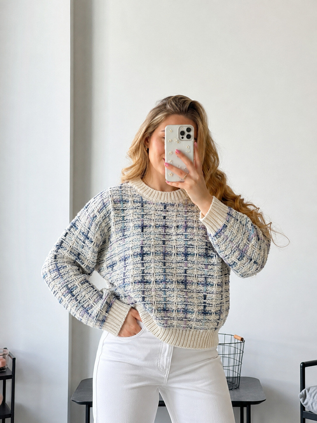 Grossista ROSYDAYS - Maglione a Maglia con Fili Colorati Intrecciati