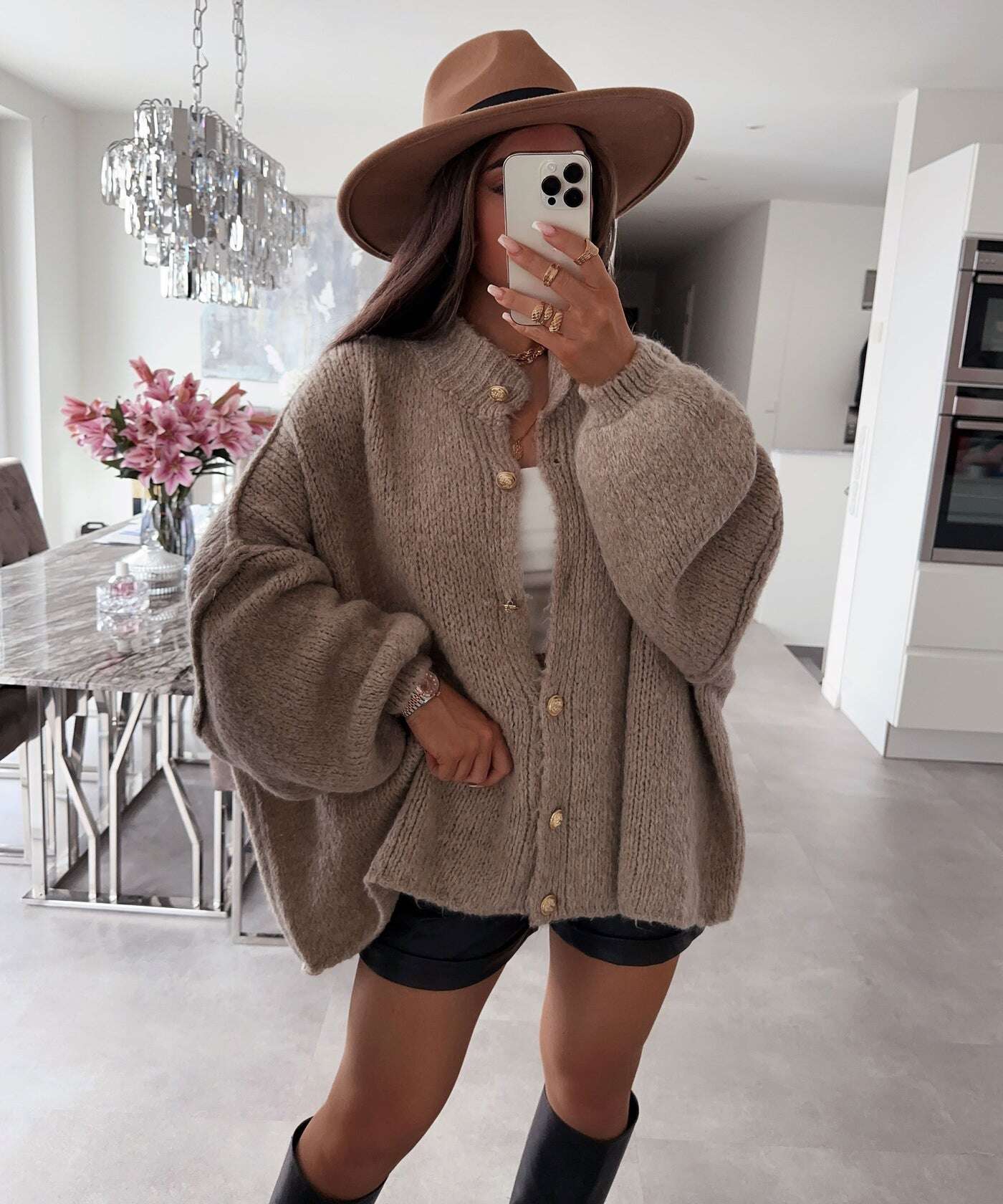 Wholesaler RZ Fashion - Elegant buttoned sweater with puff sleeves. Fits sizes 38 to 46