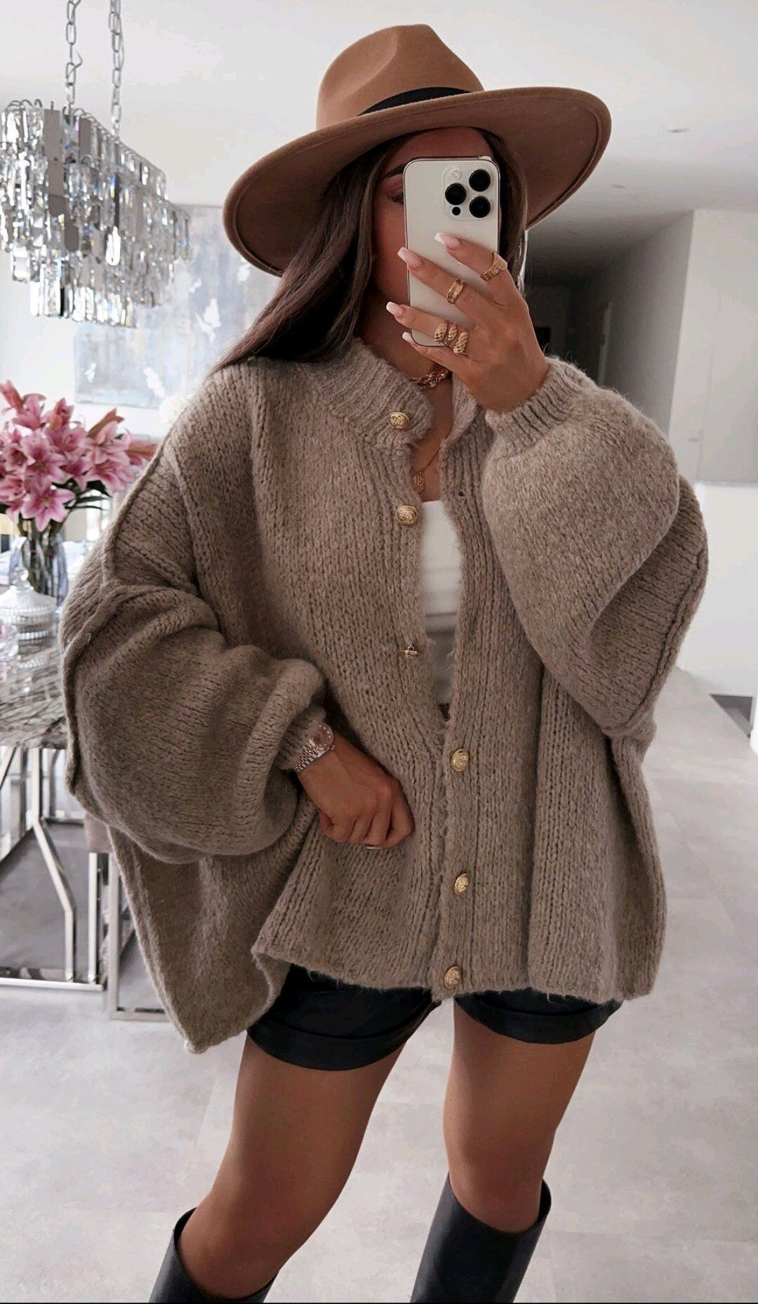 Großhändler RZ Fashion - Eleganter Strickpullover mit Knöpfen und Puffärmeln. Passt Größen 38 bis 46
