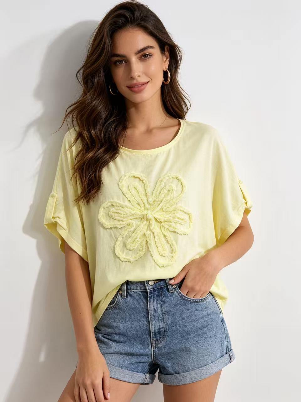 Wholesaler S-VISION - WOMEN'S T-SHIRT WITH FLOWERS