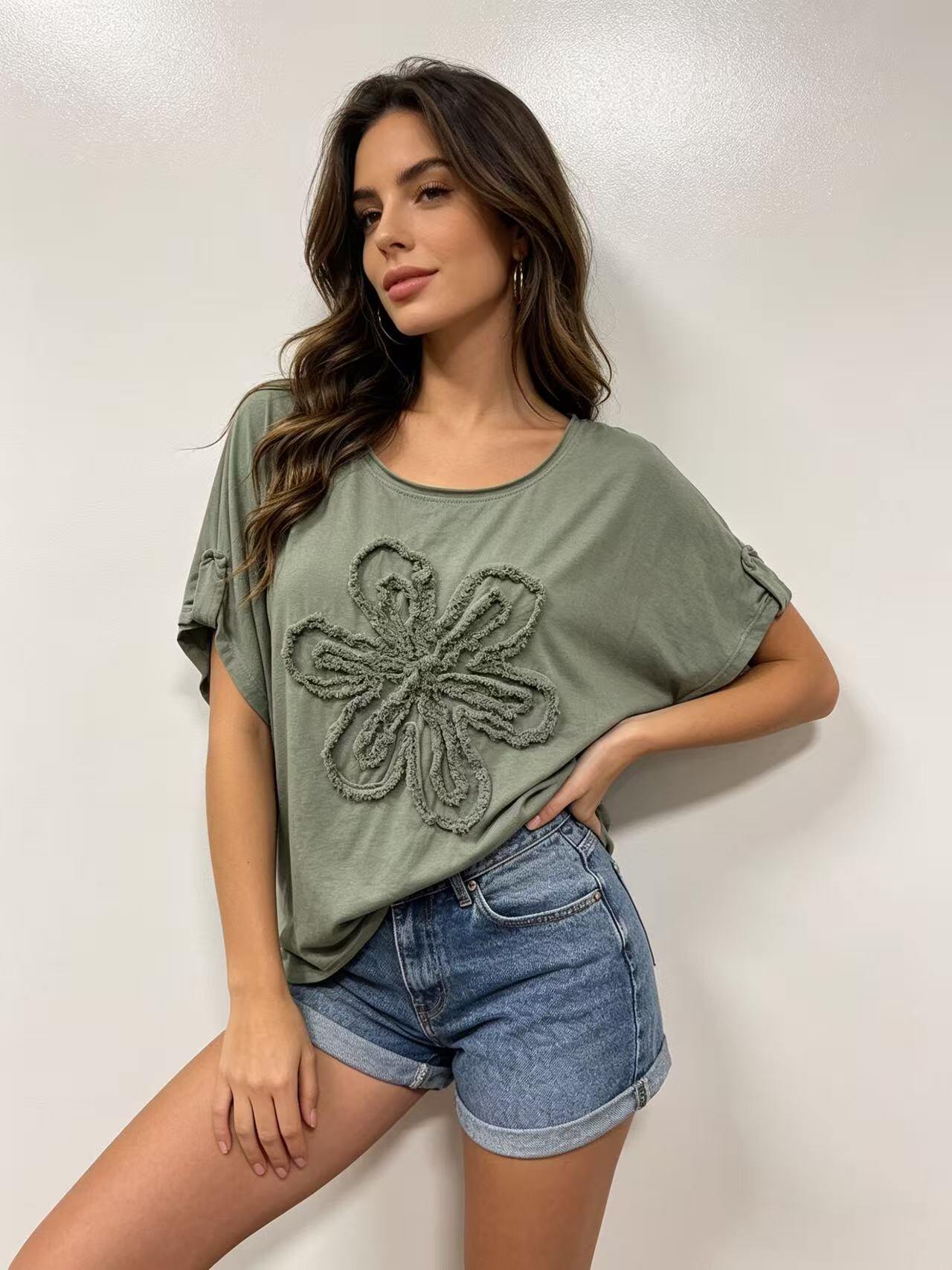 Wholesaler S-VISION - WOMEN'S T-SHIRT WITH FLOWERS