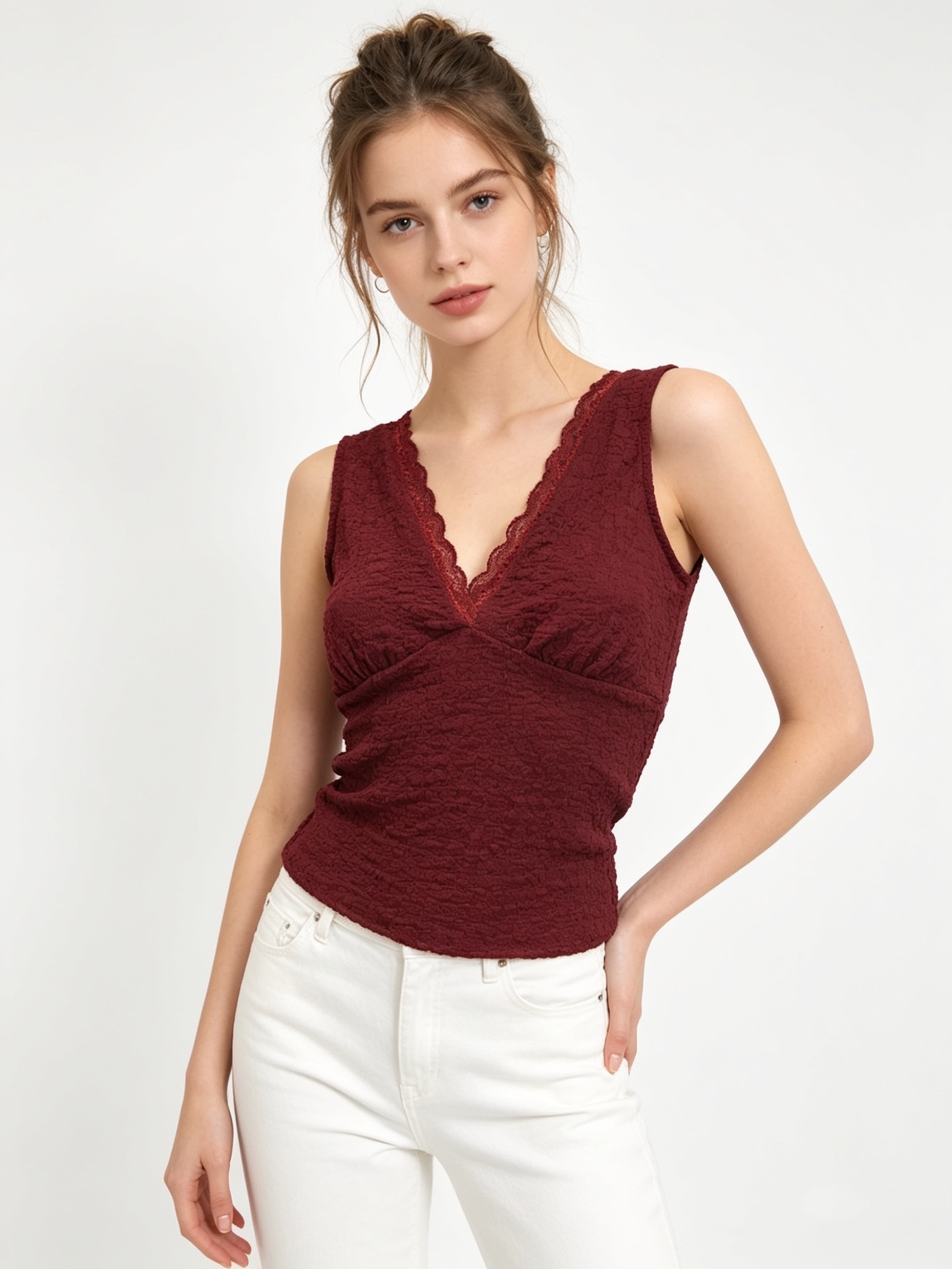 Wholesaler Saeni - Fitted tank top, with a deep V-neckline and lace trim