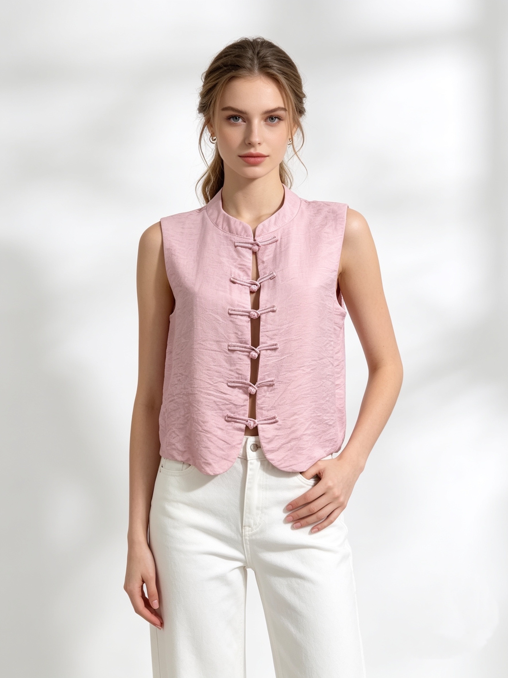 Wholesaler Saeni - Sleeveless vest, with a mandarin collar and front closure with Chinese knot buttons.