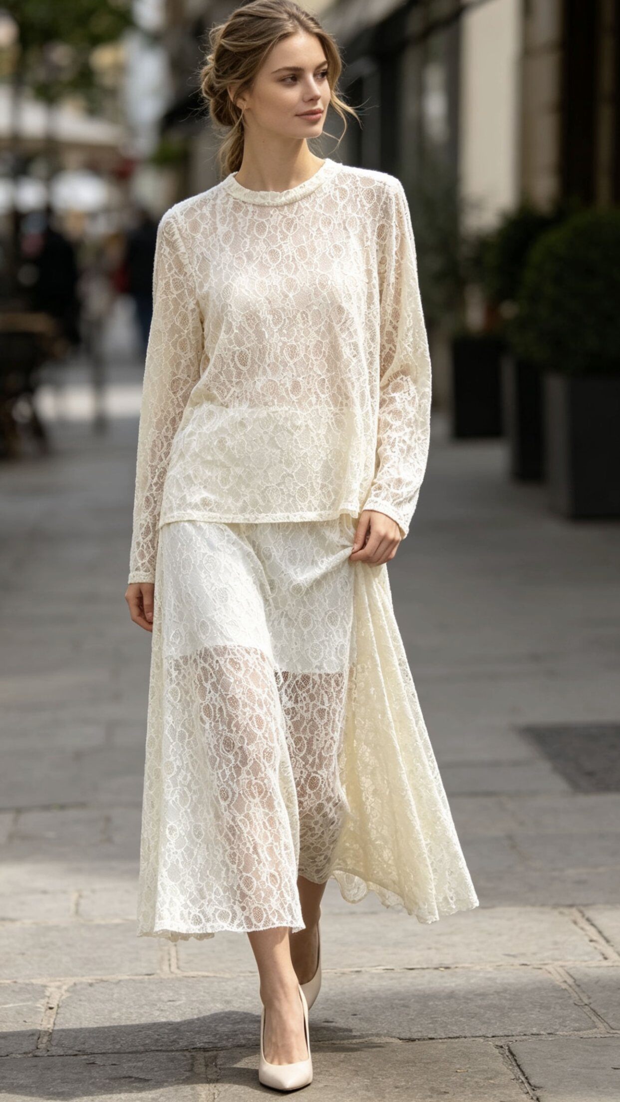 Grossiste Saeni - Jupe en dentelle avec motif floral, doublure et taille élastique.