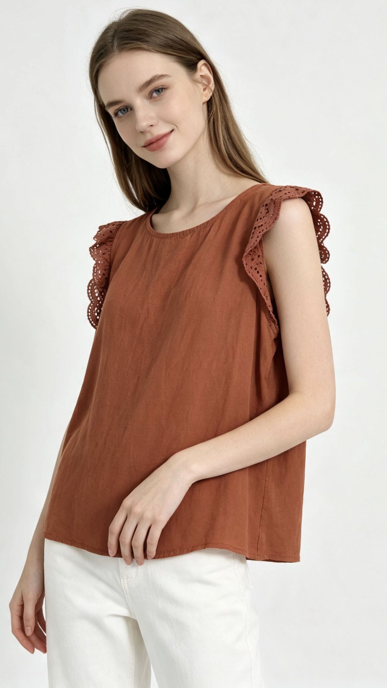 Grossiste Saeni - Blouse sans manches. Elle a un col rond simple, et les épaules sont ornées de délicats volants en dentelle ajourée.