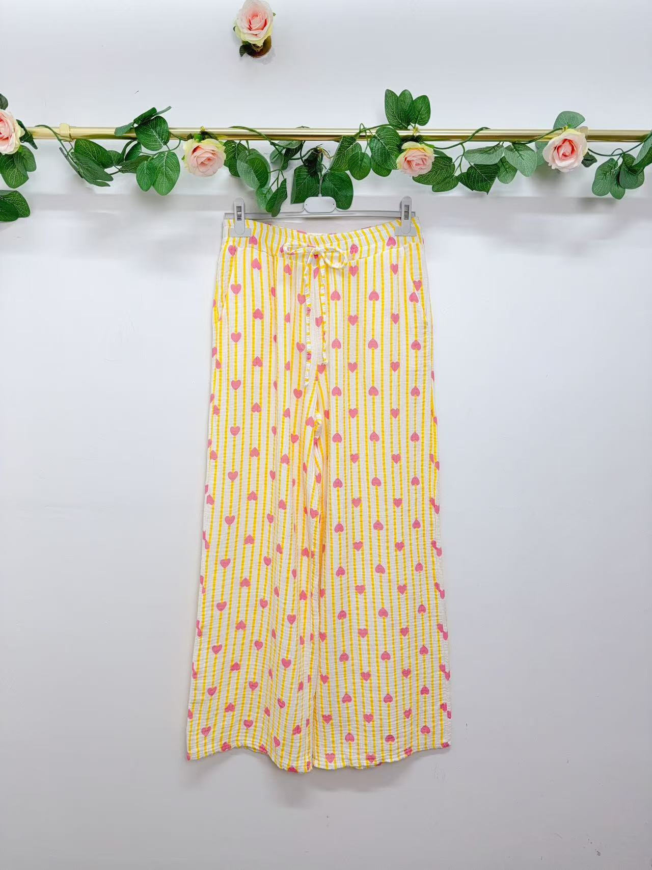 Grossiste Saison du vent - Pantalon en gaze de coton à rayures et imprimé cœurs