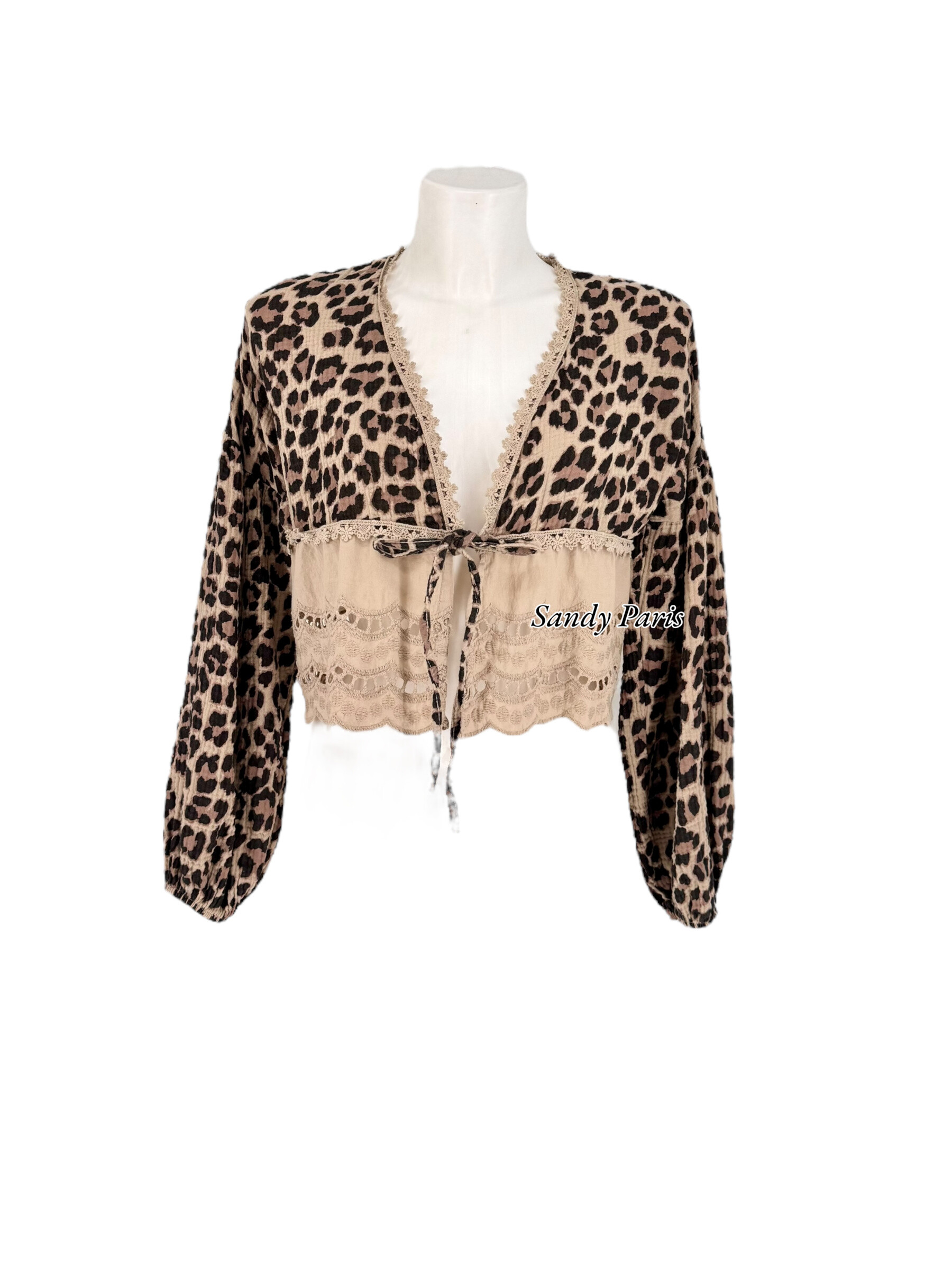 Grossiste Sandy Paris - Blouse Coton Gaze Imprimé Léopard– Détail Broderie & Lien à Nouer