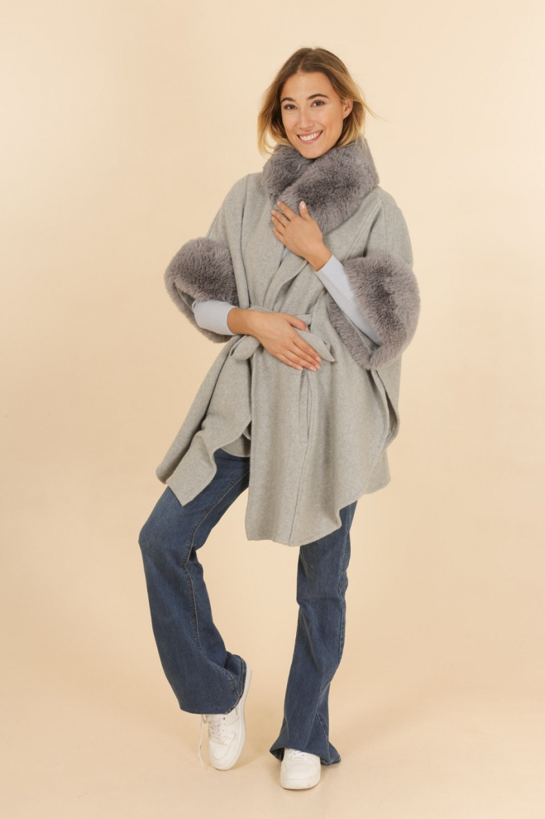 Grossiste Sandy Paris - Manteau cape a fourrure et ceinture
