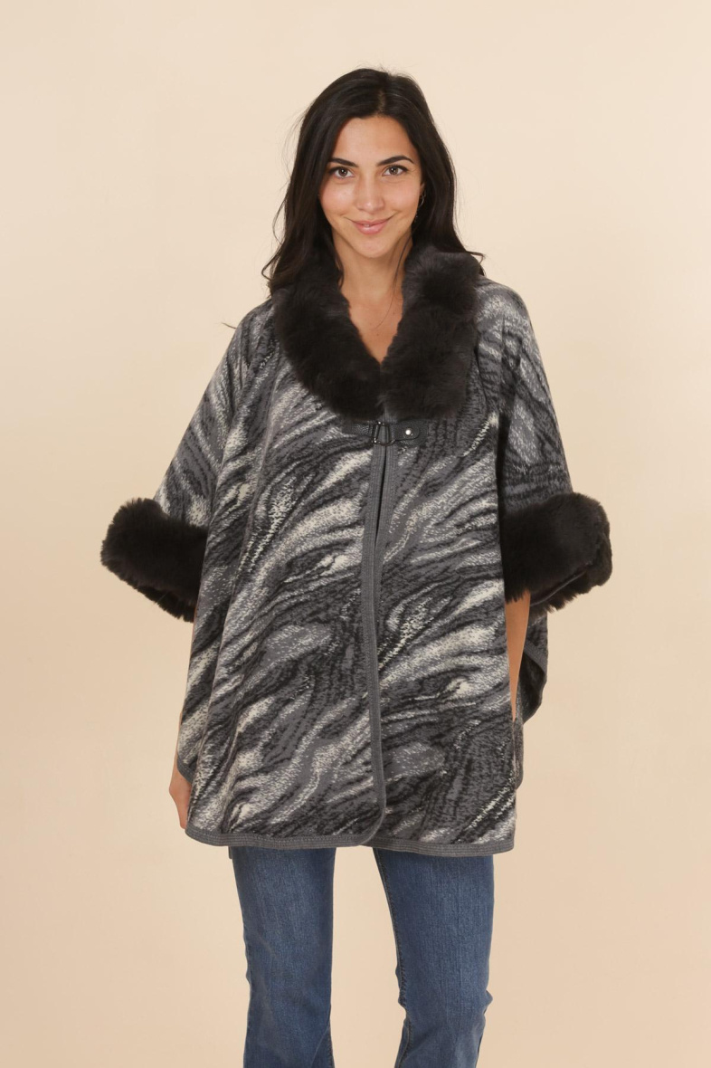 Grossiste Sandy Paris - Manteau cape a fourrure imprimé