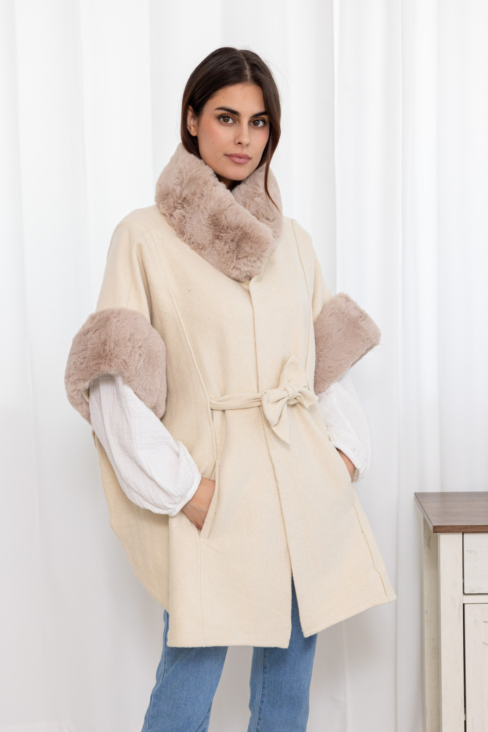 Grossiste Sandy Paris - Manteau cape a fourrure et ceinture