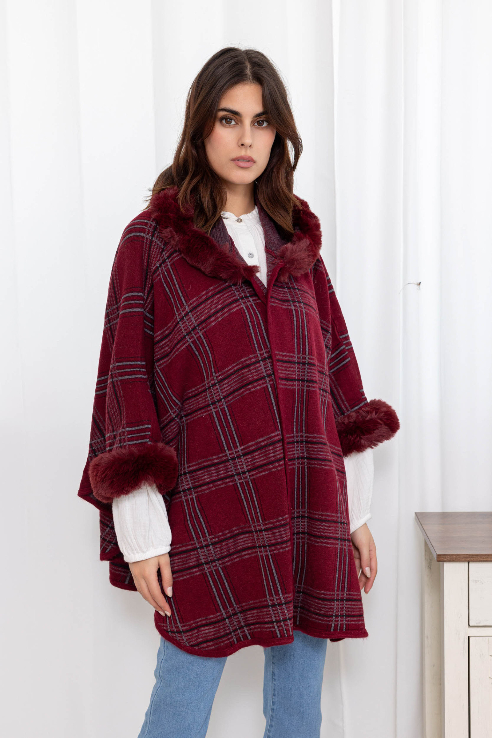 Grossista Sandy Paris - Cappotto con mantello di pelliccia