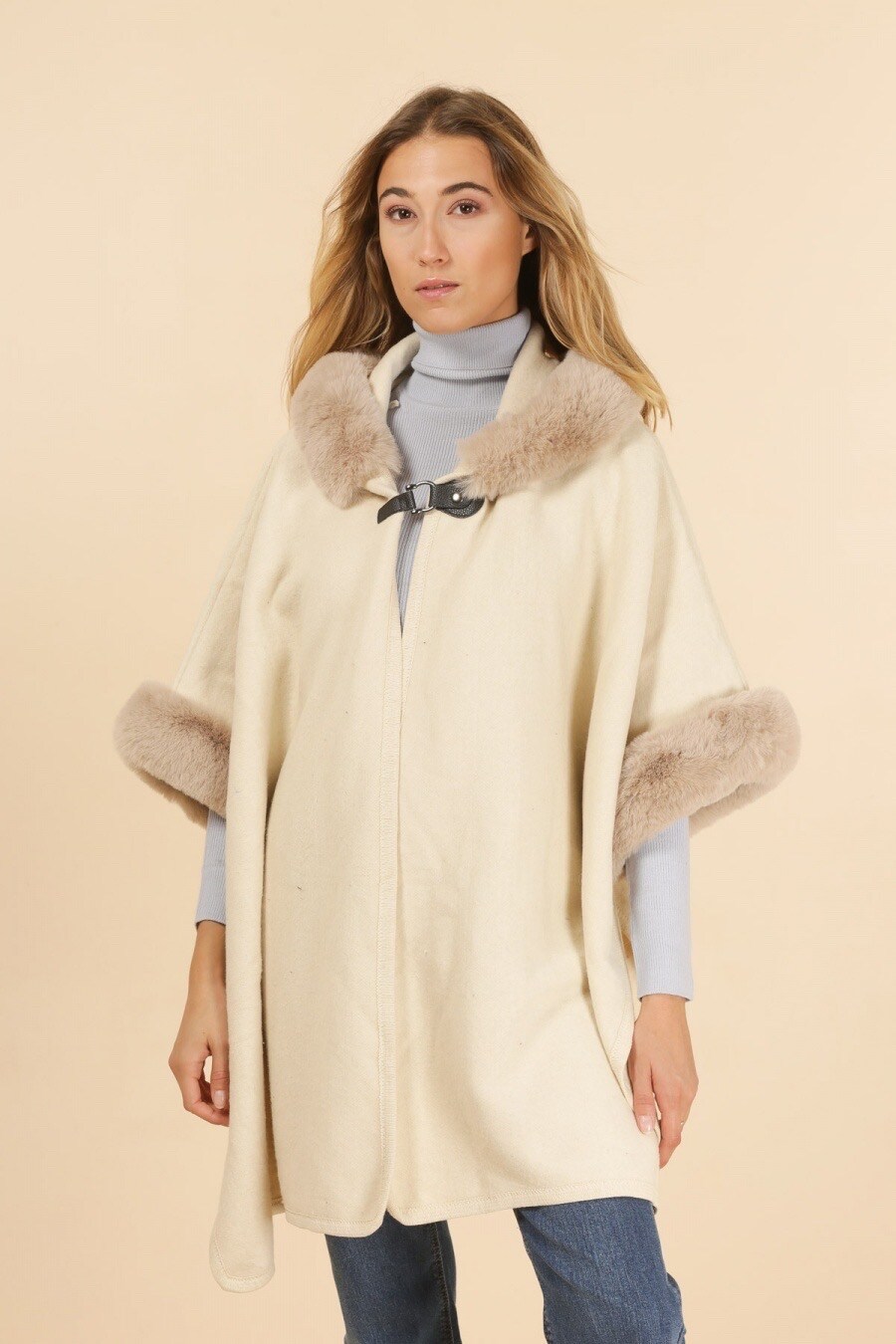 Grossista Sandy Paris - Cappotto con mantello di pelliccia