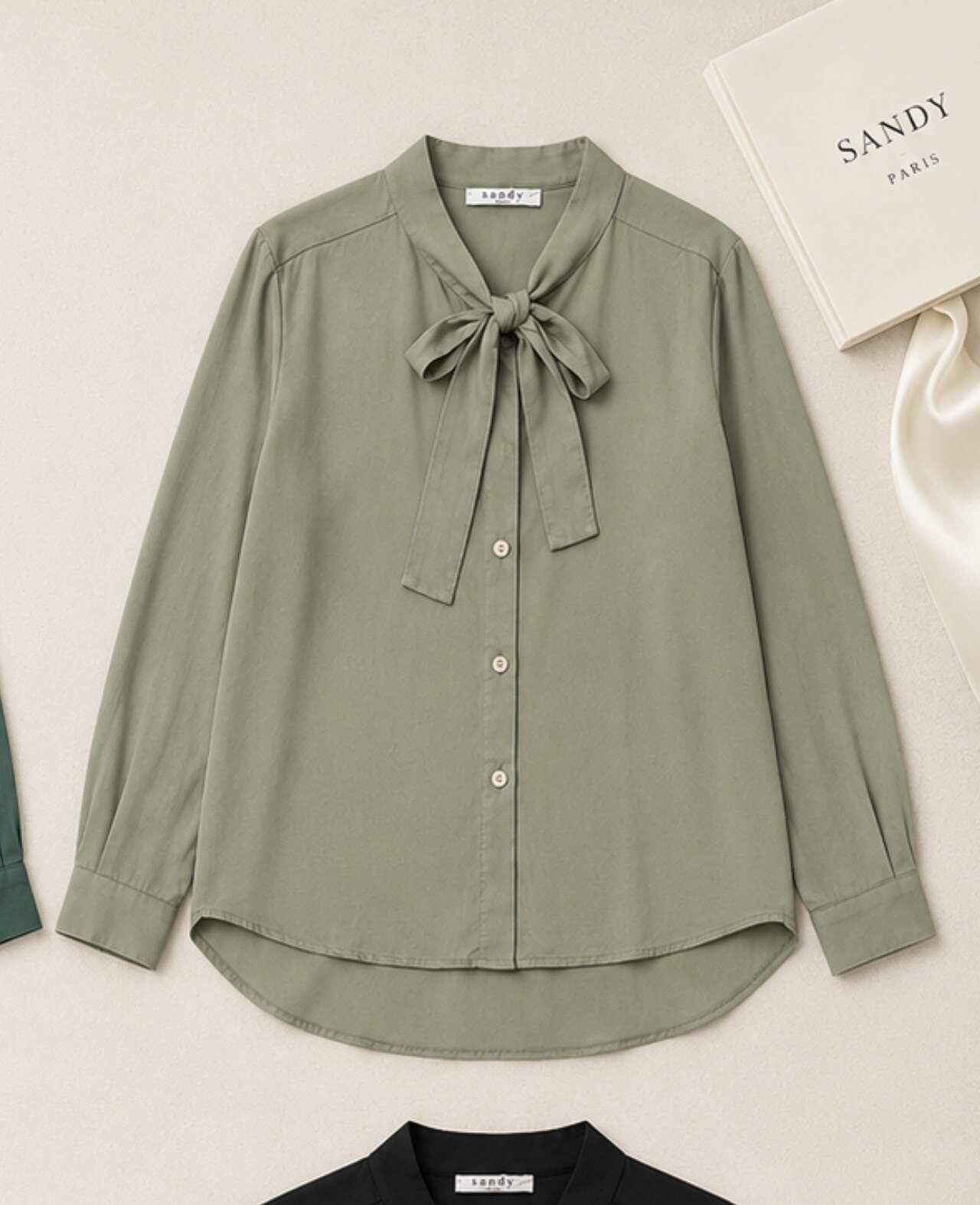 Großhändler Sandy Paris - Lyocell-Shirt mit Schleife am Hals