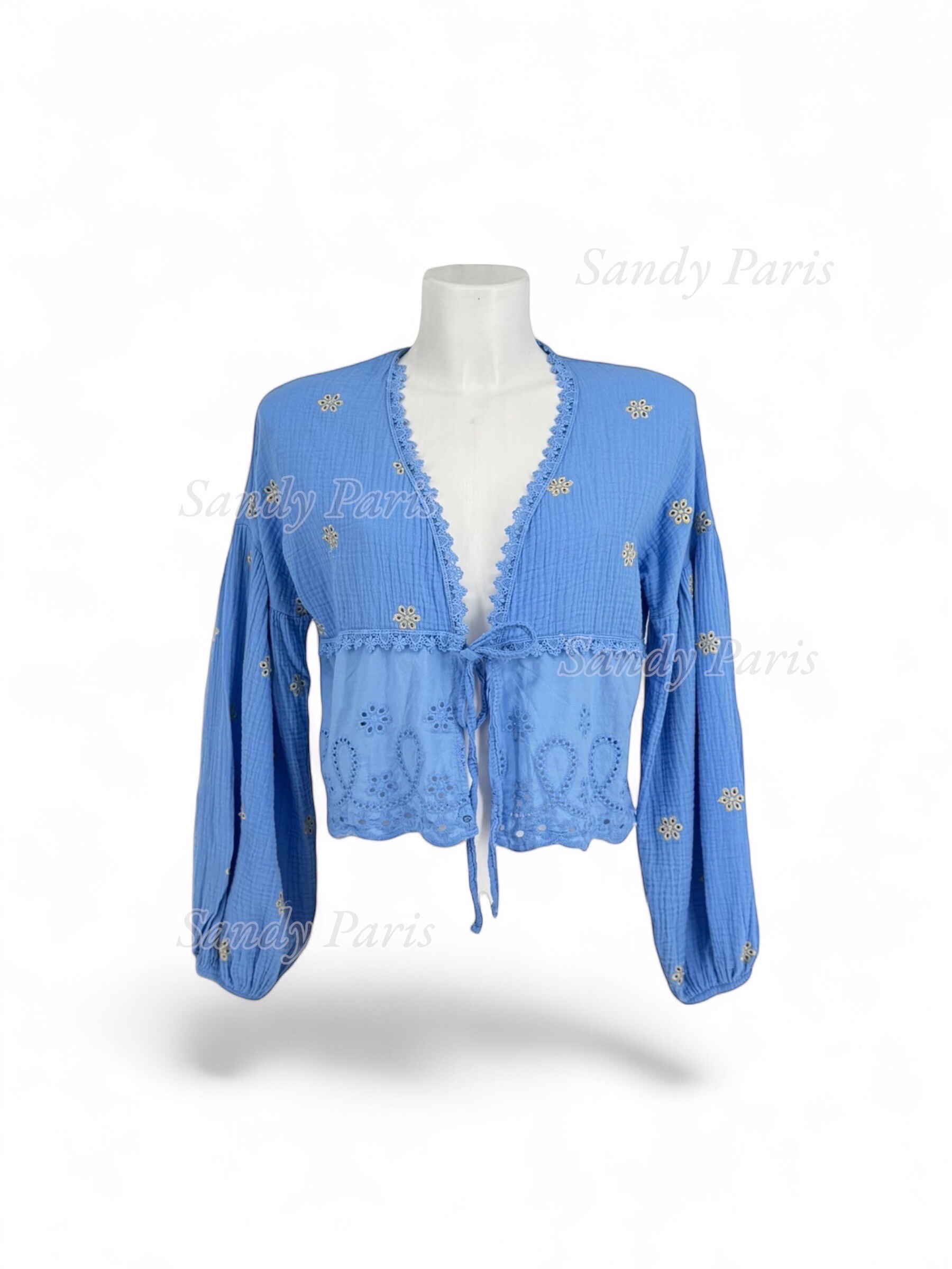 Grossista Sandy Paris - Blusa corta in garza di cotone ricamata con laccio da annodare