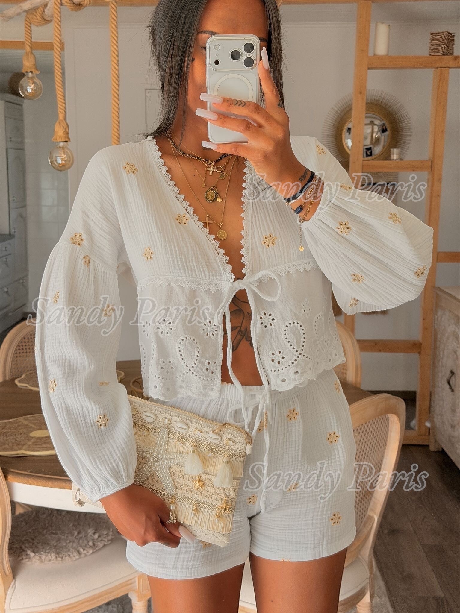 Grossista Sandy Paris - Blusa corta in garza di cotone ricamata con laccio da annodare