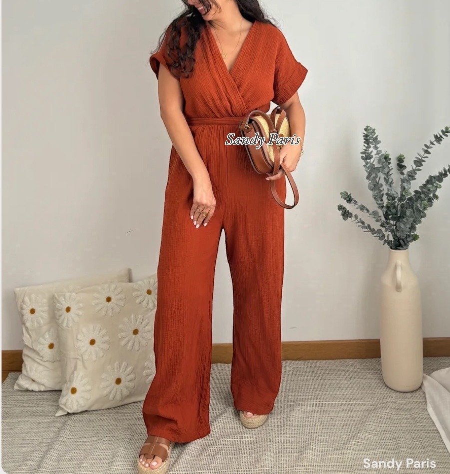 Mayorista Sandy Paris - Este vestido ligero y elegante de algodón gasa es ideal para los días de verano o las noches informales. Su diseño refinado y detalles de encaje.