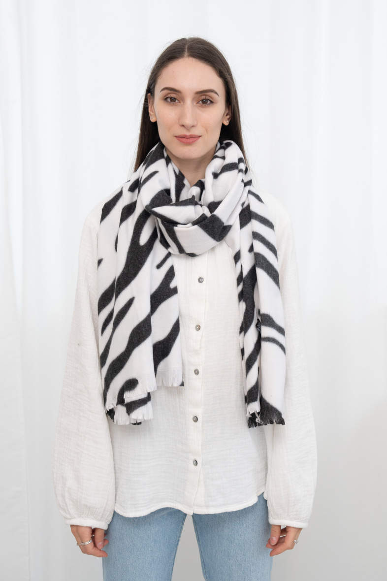 Wholesaler Sandy Paris - Leopard print scarf with wool