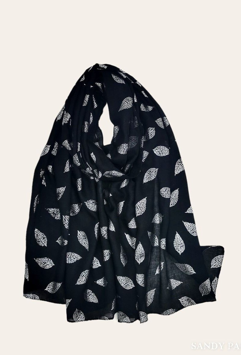 Wholesaler Sandy Paris - Shiny printed scarf with pattern
