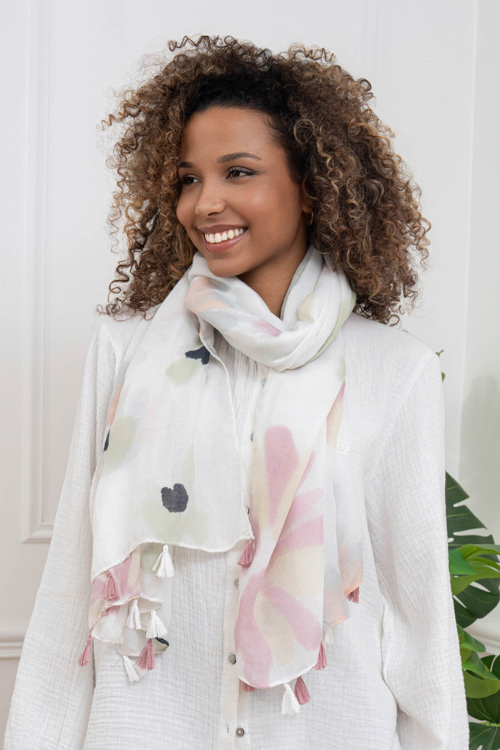 Grossiste Sandy Paris - Foulard imprimé avec pompons