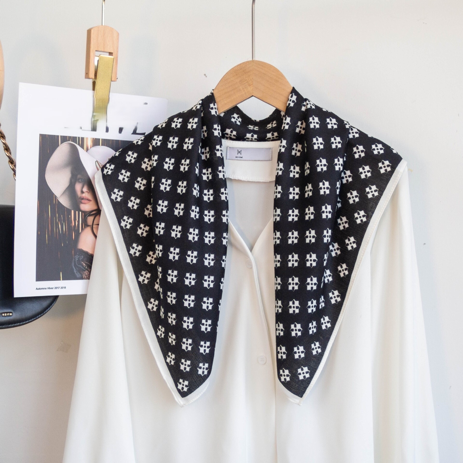 Wholesaler Sandy Paris - Small square printed scarf 70*70