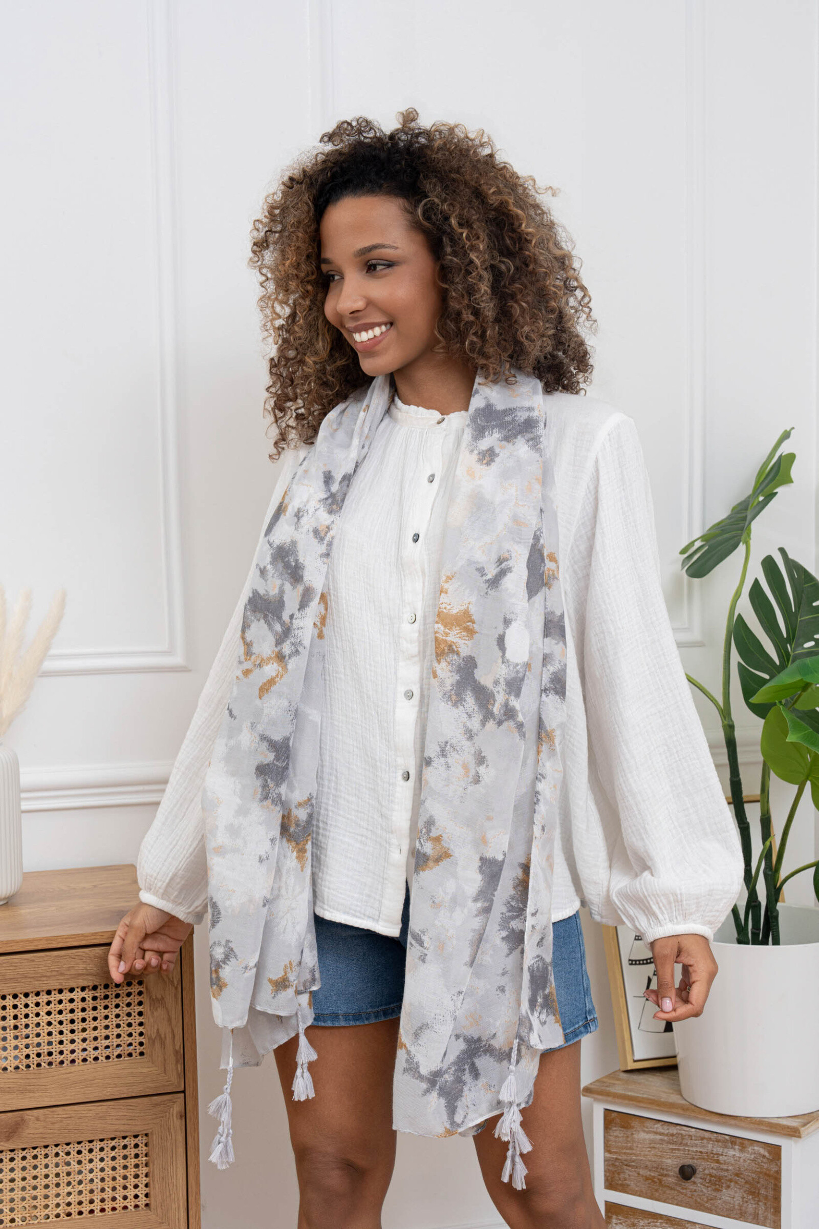 Grossiste Sandy Paris - Foulard imprimé avec pompons