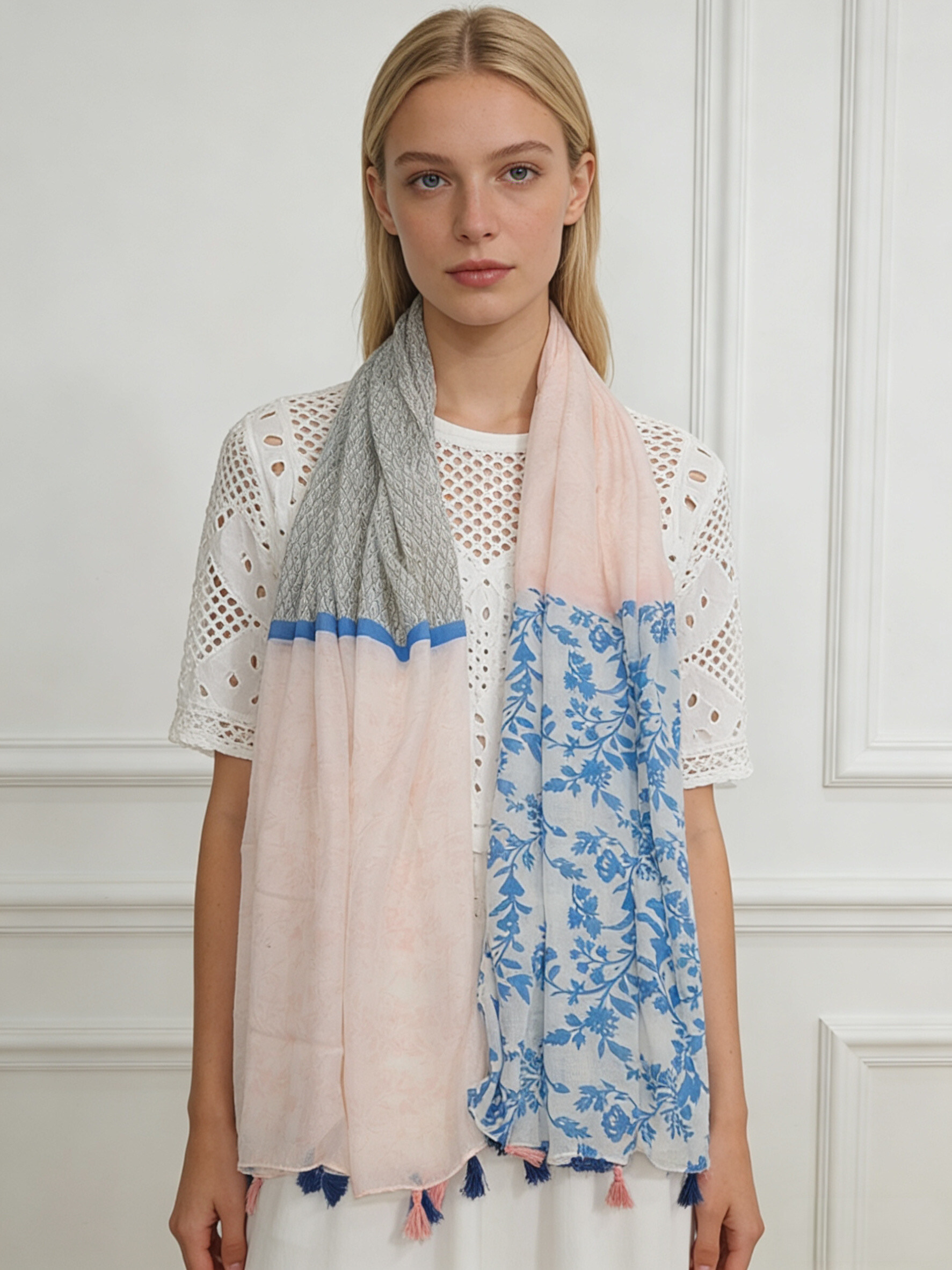 Grossista Sandy Paris - Foulard stampato con nappine