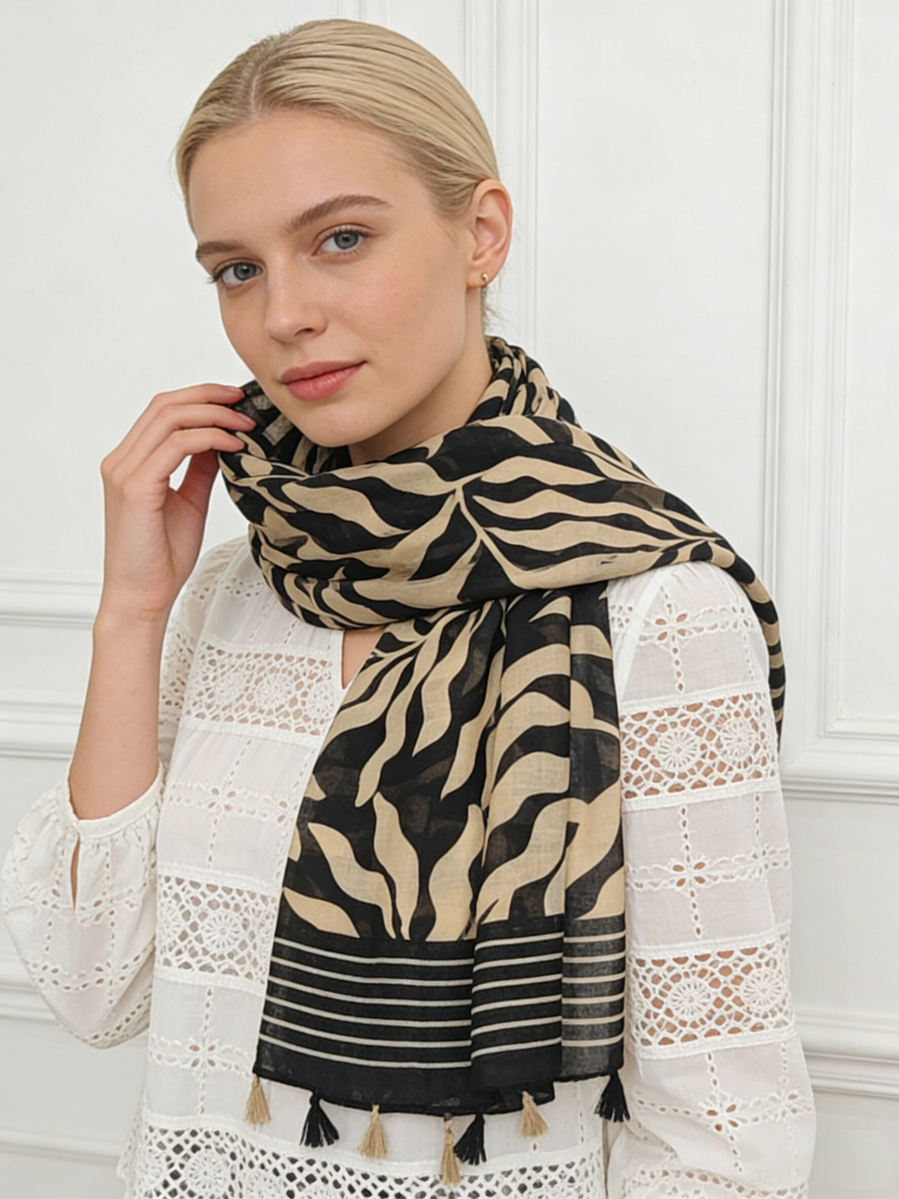 Grossista Sandy Paris - Foulard stampato con nappine