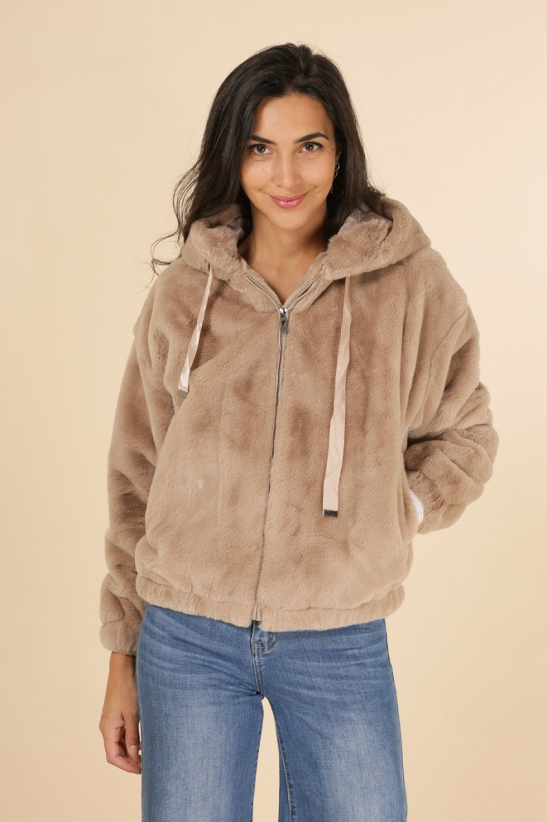Grossiste Sandy Paris - Manteau fausse fourrure à capuche