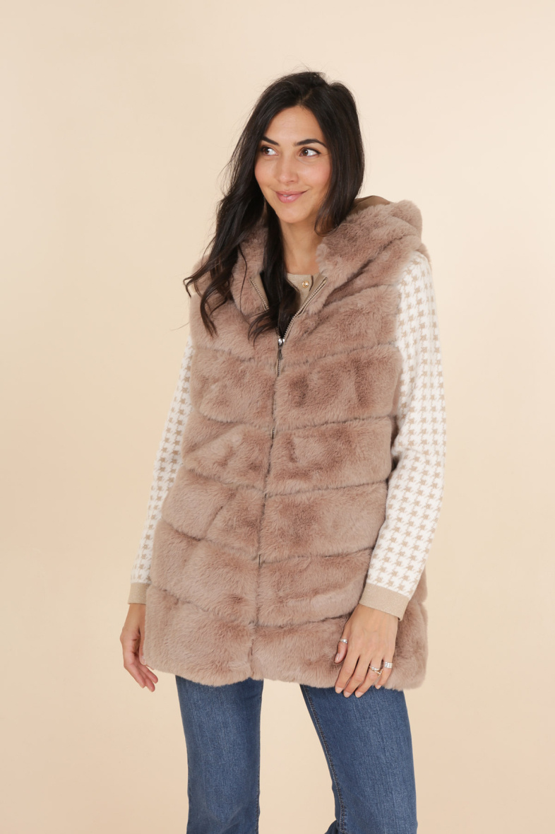 Grossiste Sandy Paris - Manteau long fausse fourrure à capuche sans manche