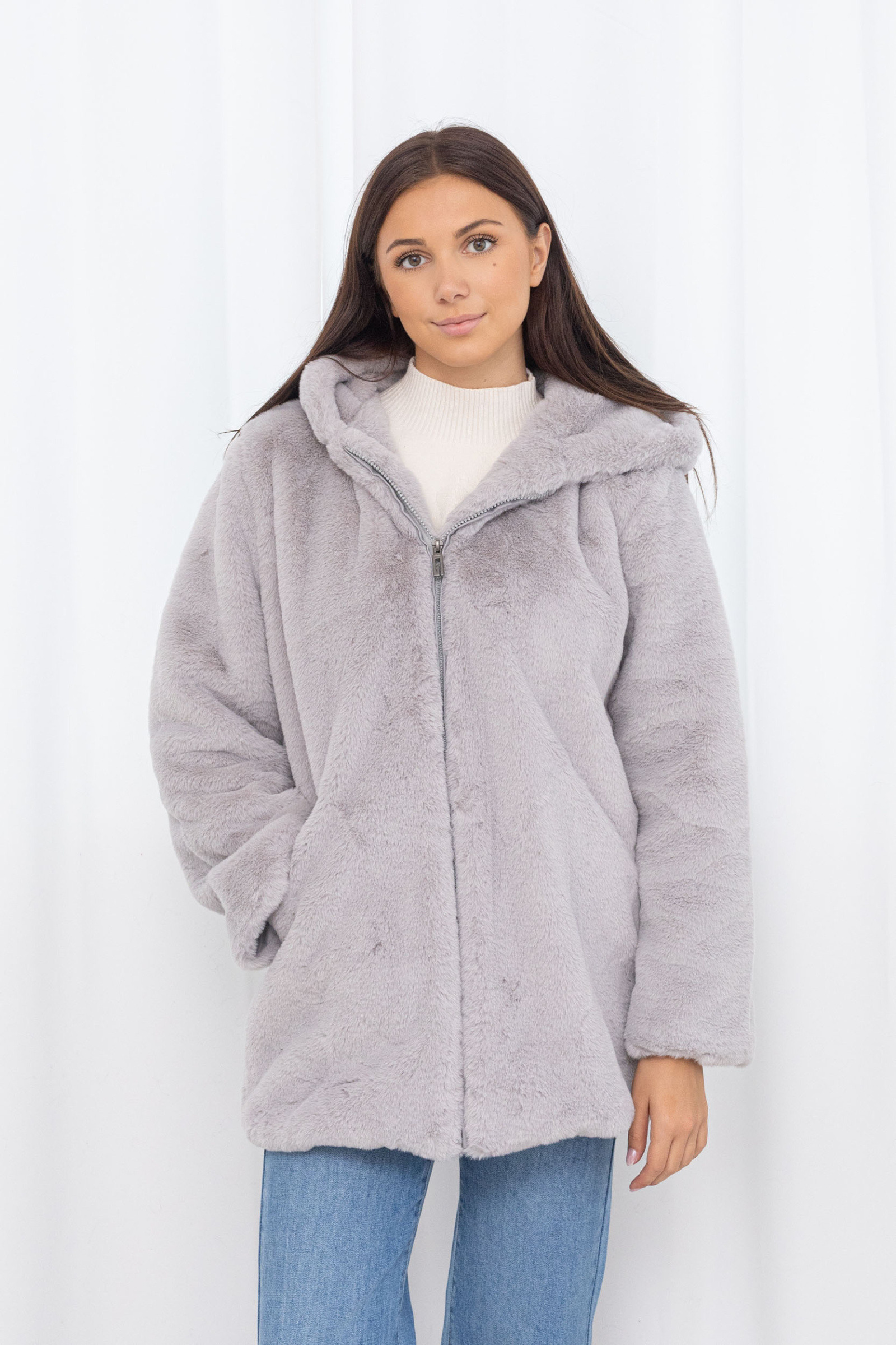 Grossiste Sandy Paris - Manteau fausse fourrure avec capuche et poche