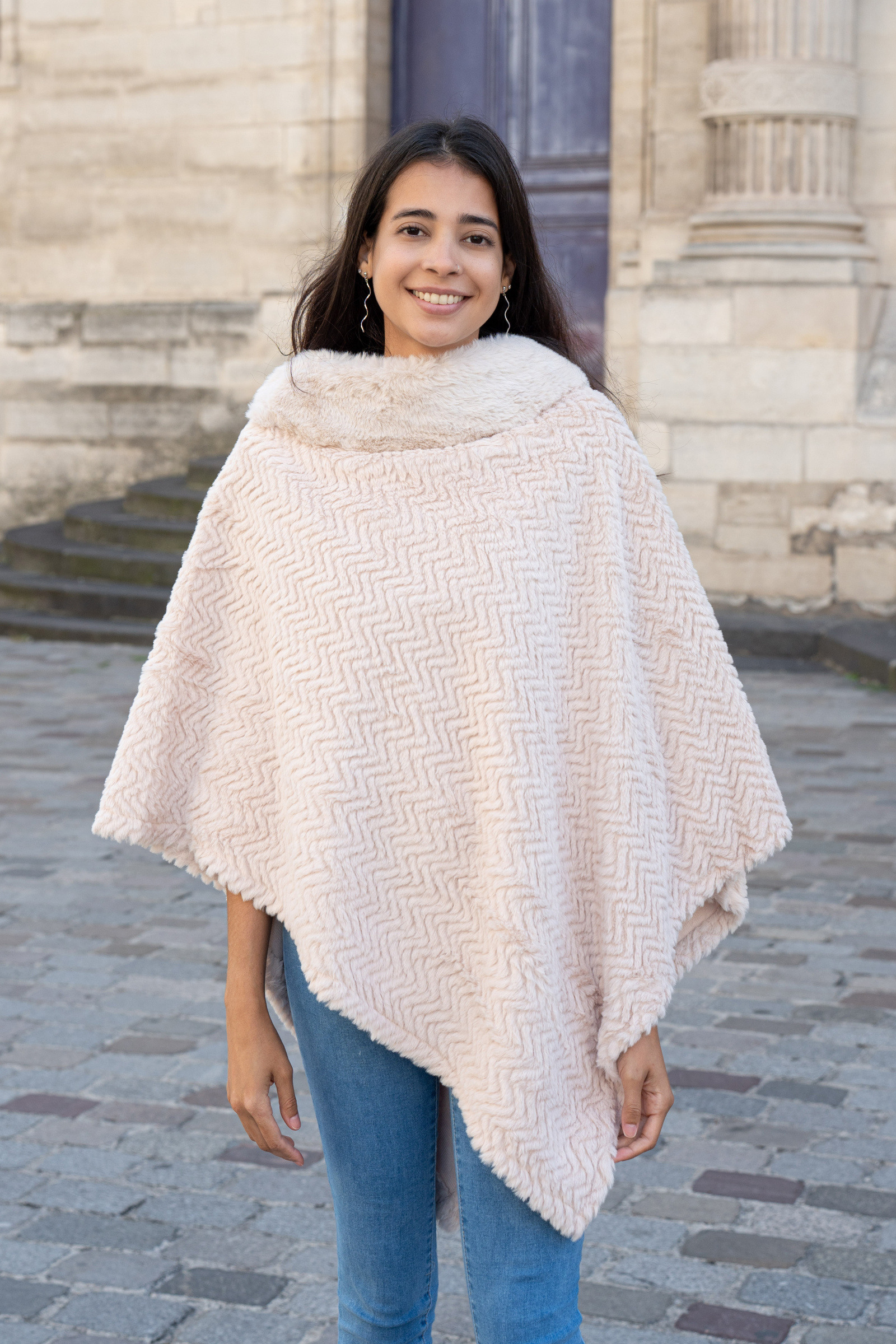 Grossiste Sandy Paris - Manteau cape a fourrure