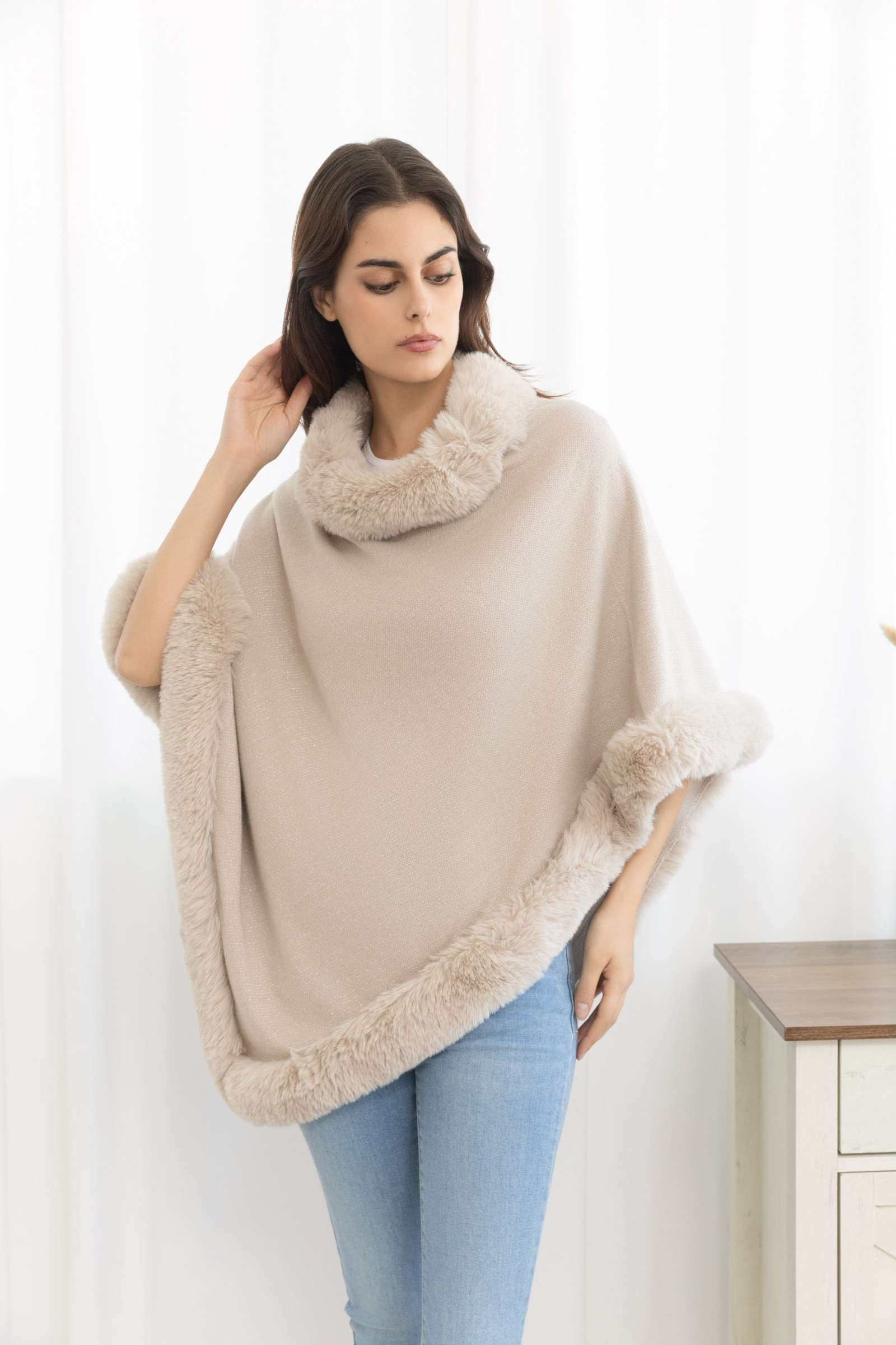 Grossiste Sandy Paris - Manteau cape a fourrure