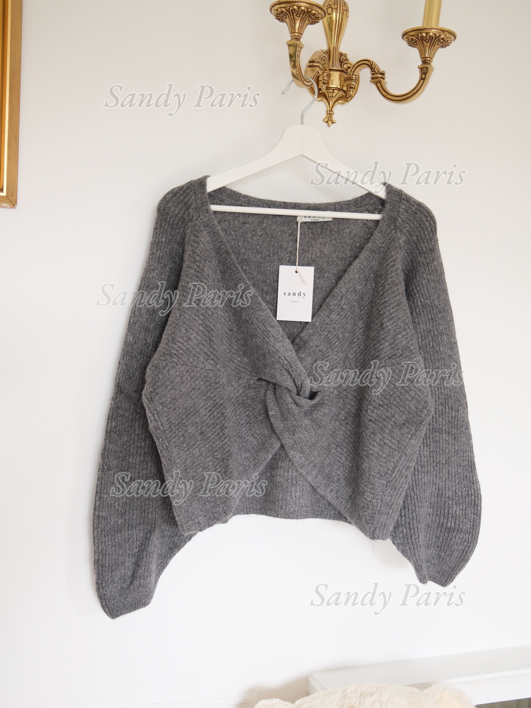 Grossiste Sandy Paris - Pull avec 30% alpaga décolleté en nœud twisté réversible à l’avant ou au dos