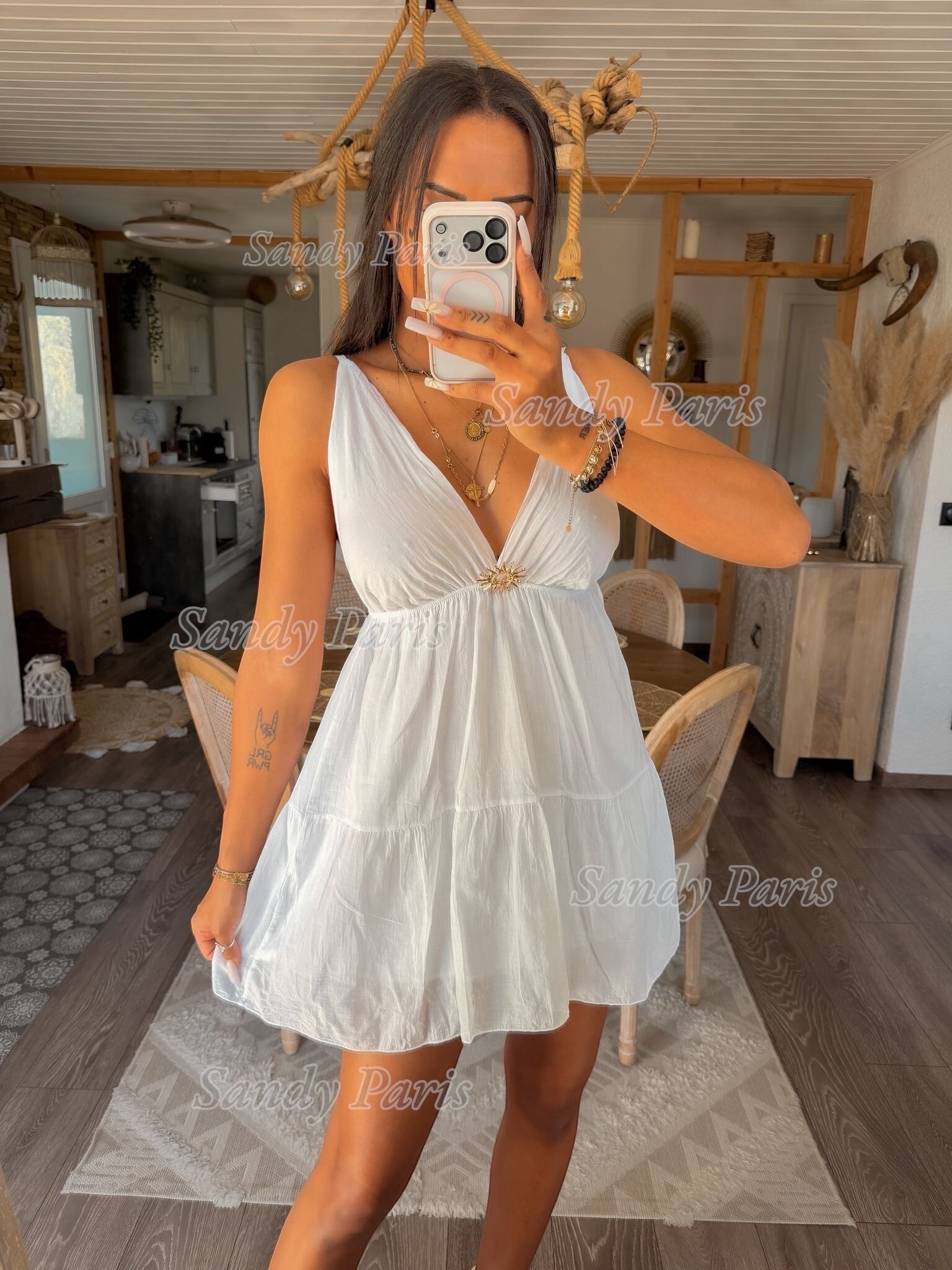 Mayorista Sandy Paris - Vestido corto fluido con tirantes ajustables y detalle de joya – estilo bohemio