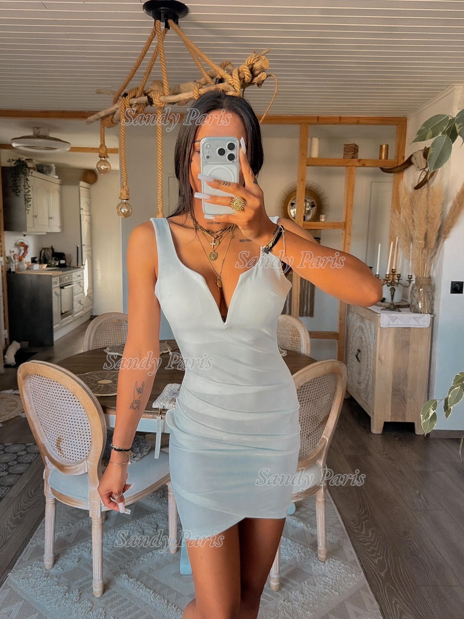 Grossista Sandy Paris - Abito corto aderente con scollo a V strutturato