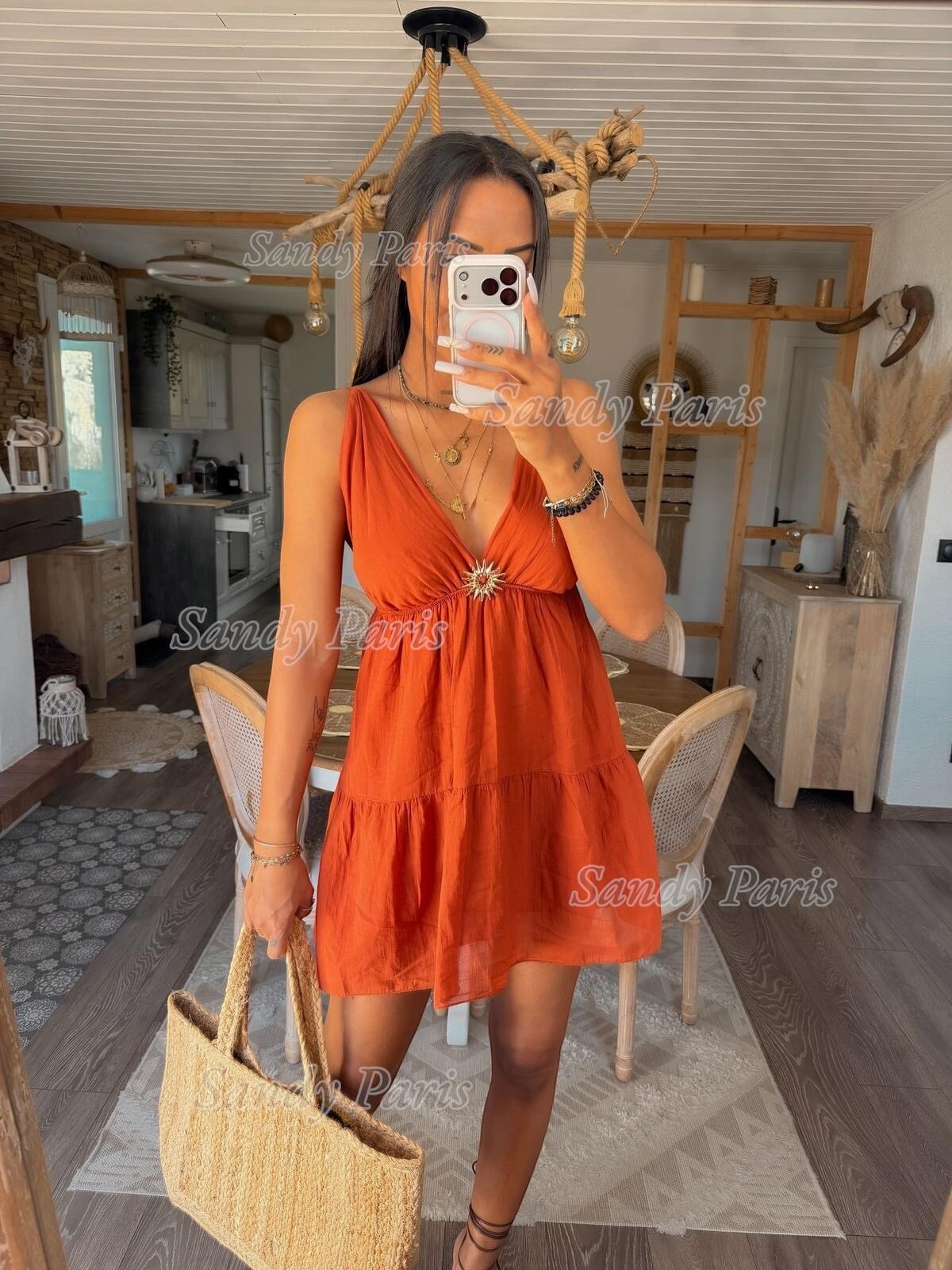 Großhändler Sandy Paris - Fließendes kurzes Kleid mit verstellbaren Trägern und Schmuckdetail – Boho-Stil