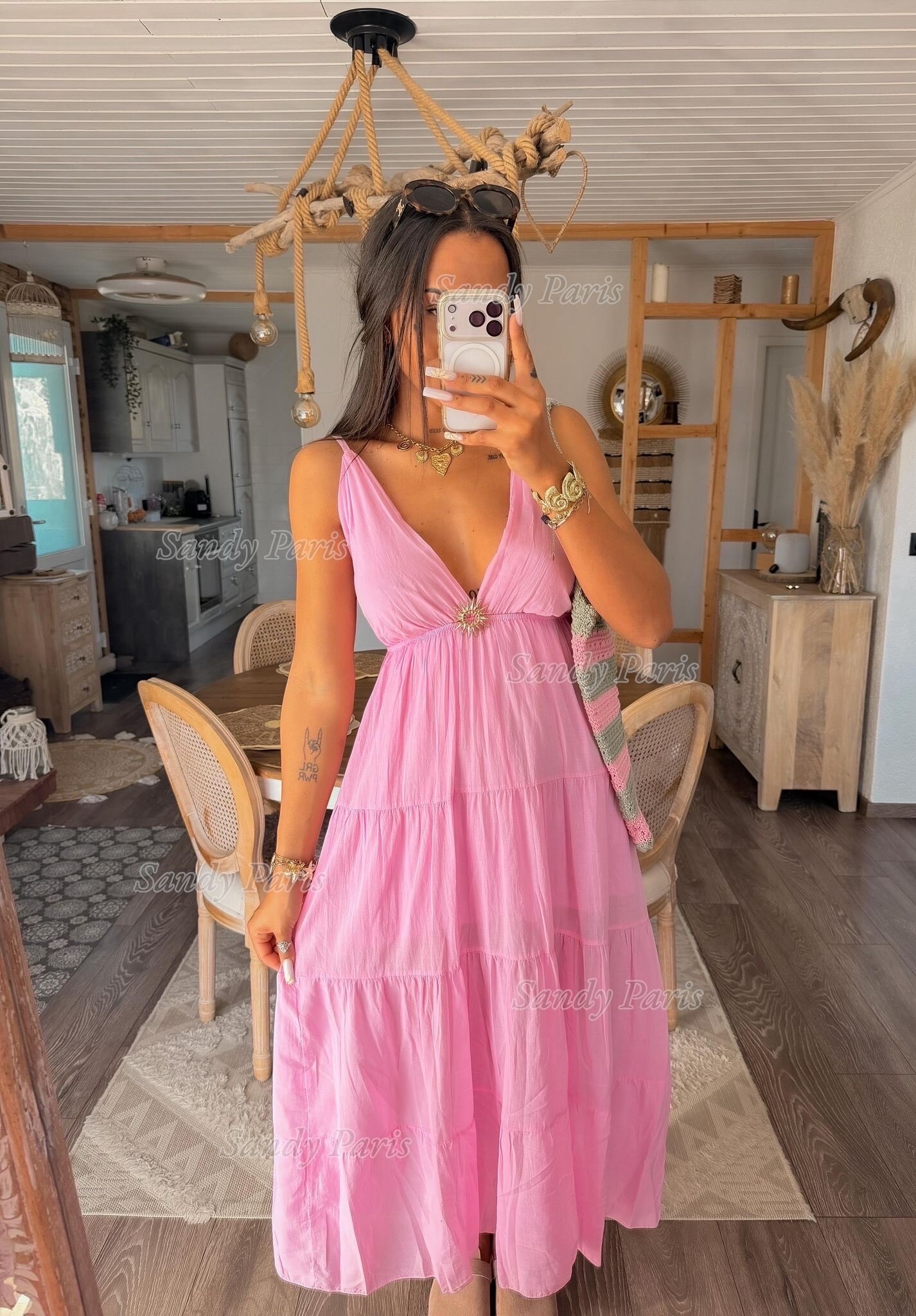 Großhändler Sandy Paris - Bohemian Langes Baumwollkleid – V-Ausschnitt & Sonnenjuwel