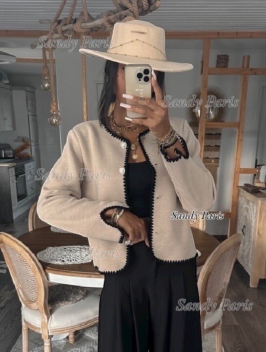 Mayorista Sandy Paris - Chaqueta con botones dorados en punto contrastante – Sandy Paris