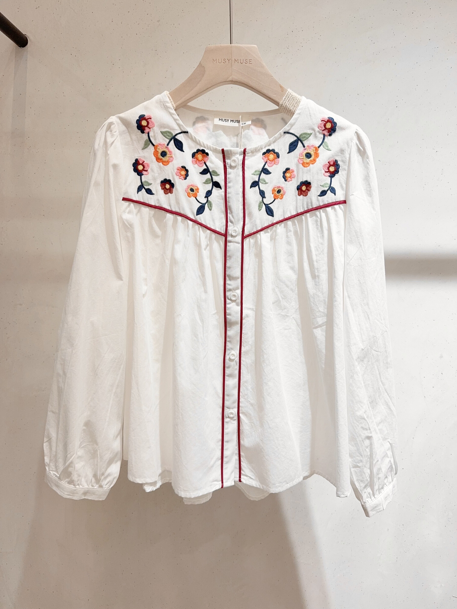 Mayorista SARAH JOHN - Blusa bordada de flores