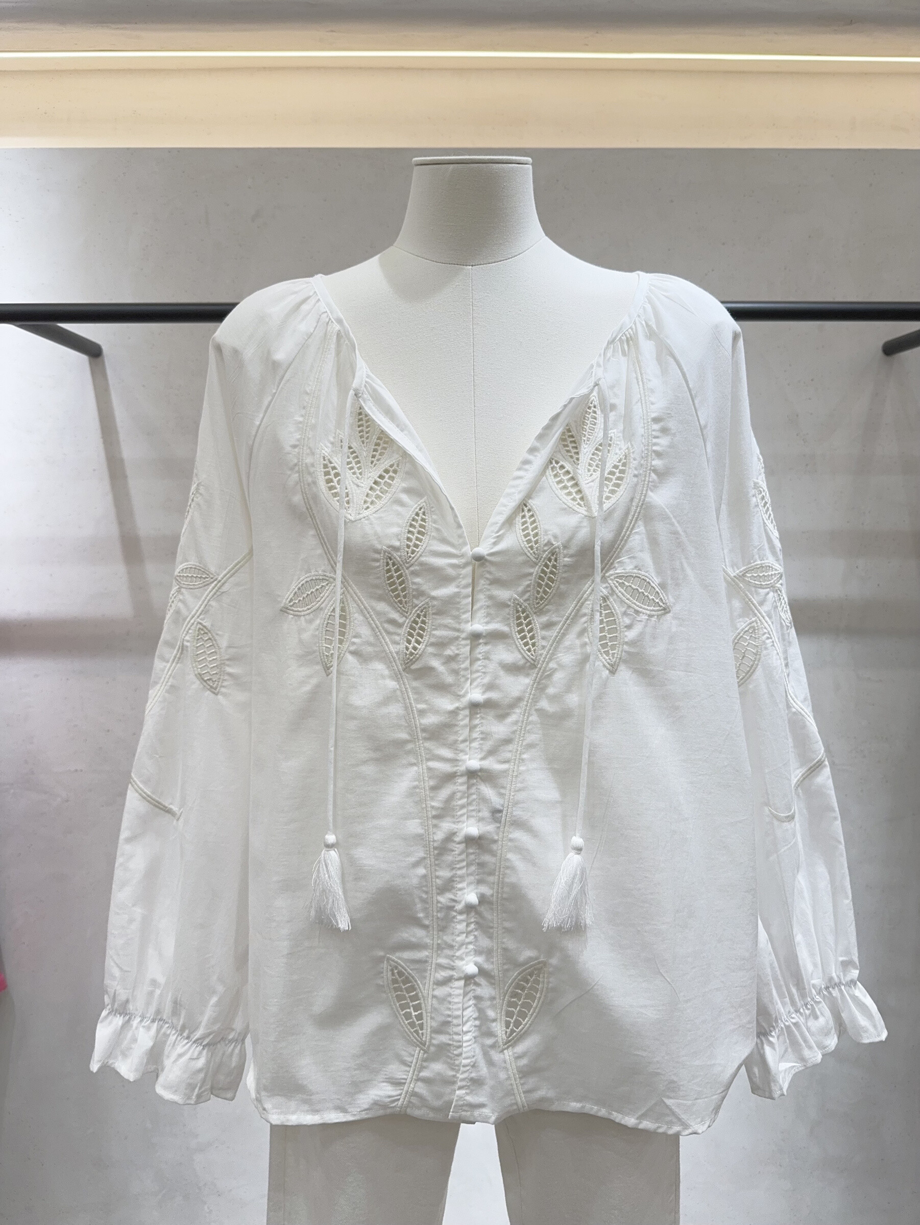 Mayorista SARAH JOHN - Blusa bordada y calada