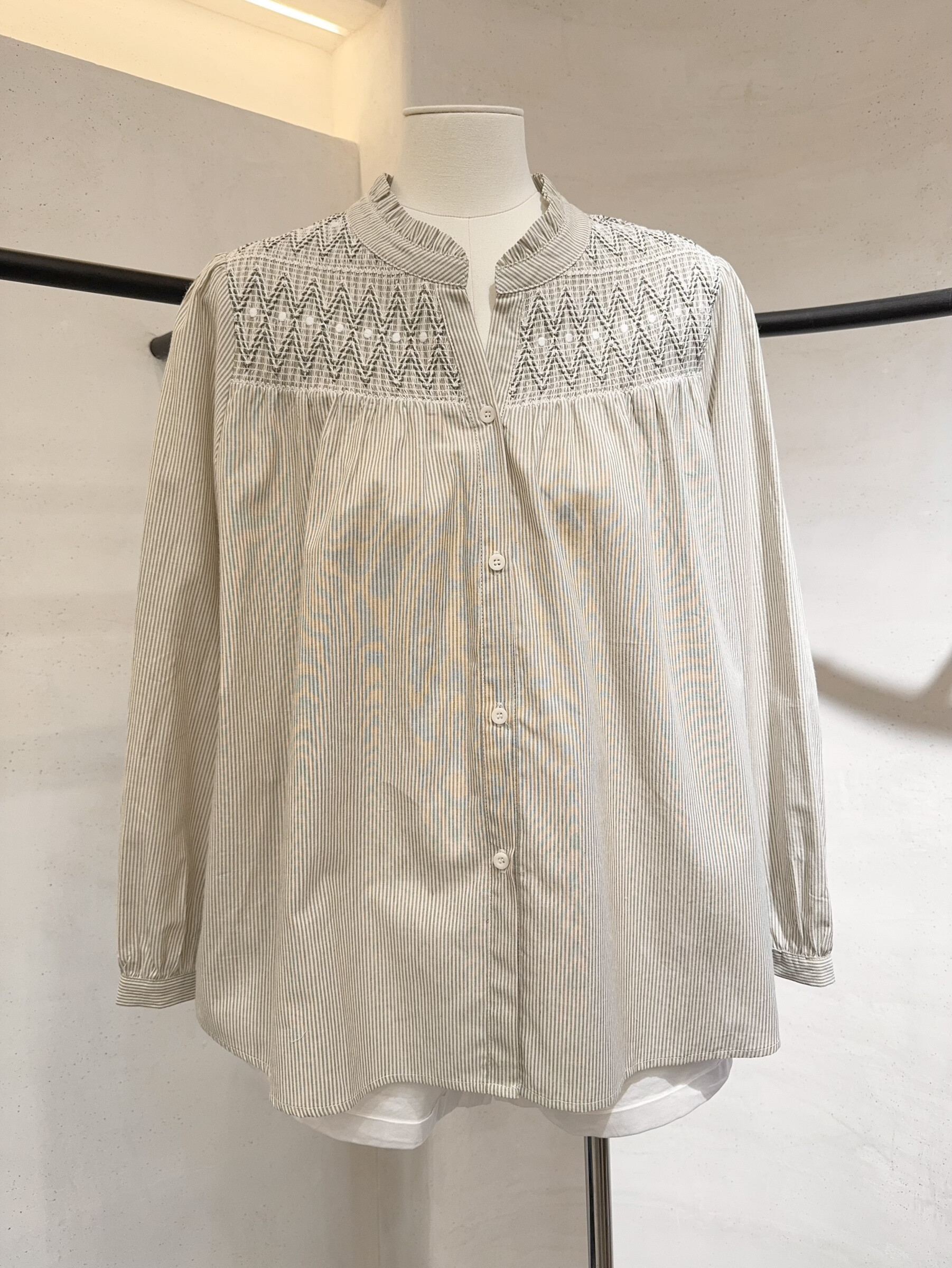 Grossista SARAH JOHN - Blusa rigata con dettagli smoke