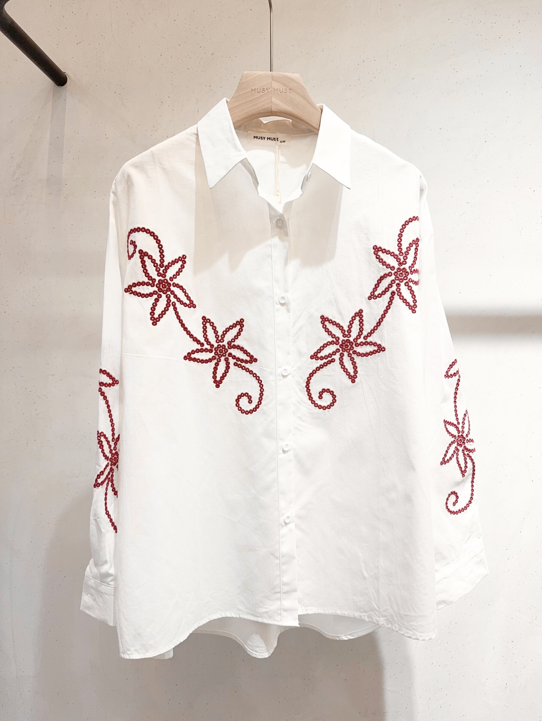 Mayorista SARAH JOHN - Camisa bordada en el frente