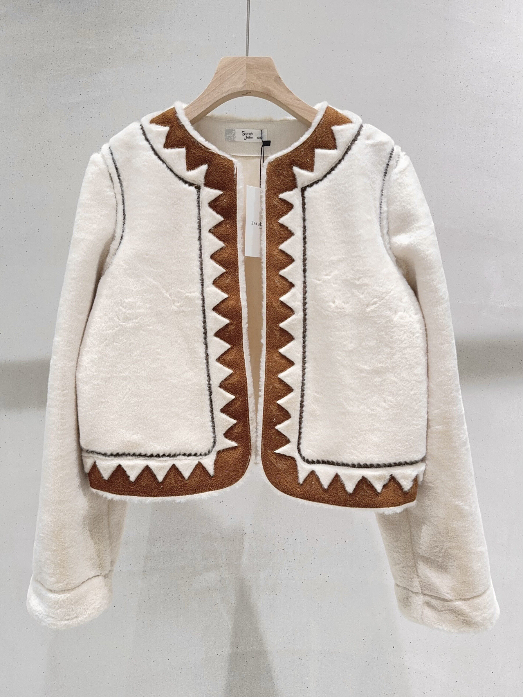Mayorista Sarah John - Chaqueta de piel bordada